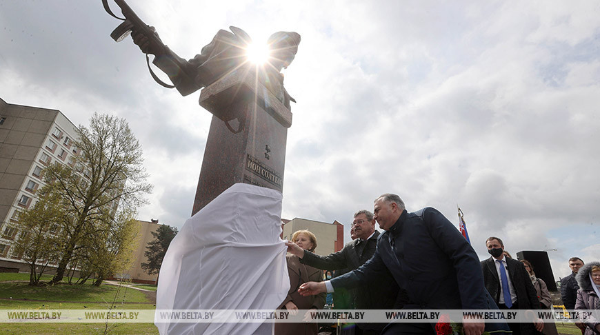 Памятник Иону Солтысу открыли на улице Ваупшасова в Минске