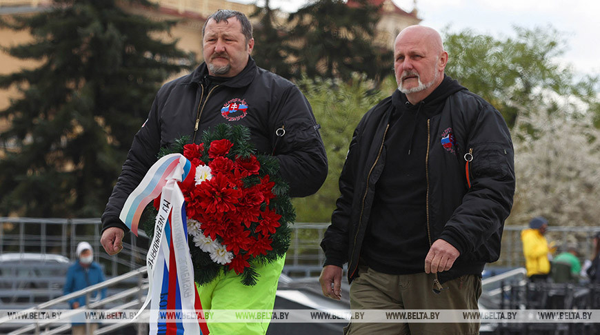 Словацкие байкеры возложили венок на площади Победы в Минске