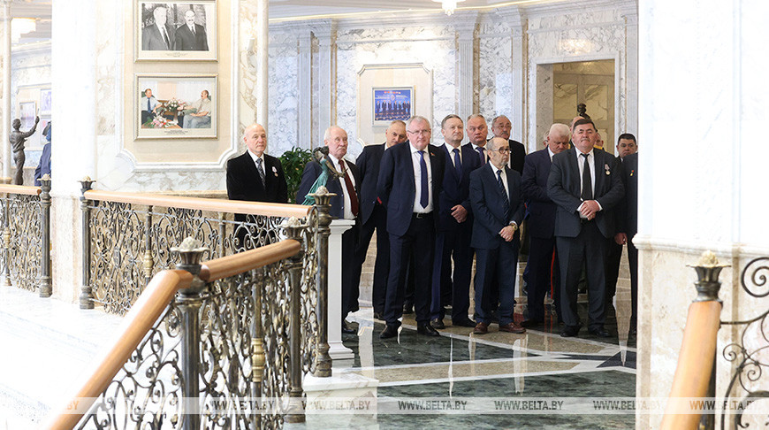 Для участников церемонии вручения госнаград провели экскурсию во Дворце Независимости