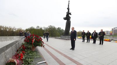 Макей возложил венок к стеле "Минск - город-герой"