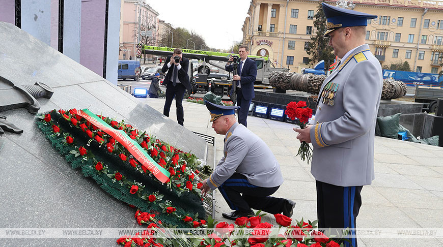 Сотрудники Следственного комитета возложили цветы к монументу Победы