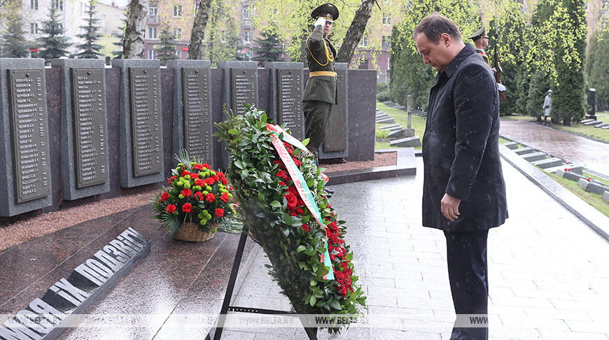 Головченко возложил венок к мемориалу на Военном кладбище