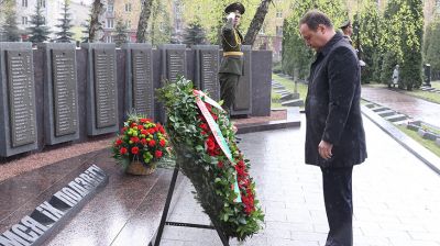Головченко возложил венок к мемориалу на Военном кладбище