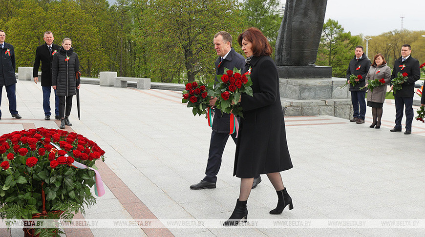 Члены Совета Республики возложили цветы к стеле "Минск - город-герой"
