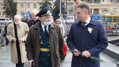 Костевич и Петришенко возложили цветы к монументу Победы