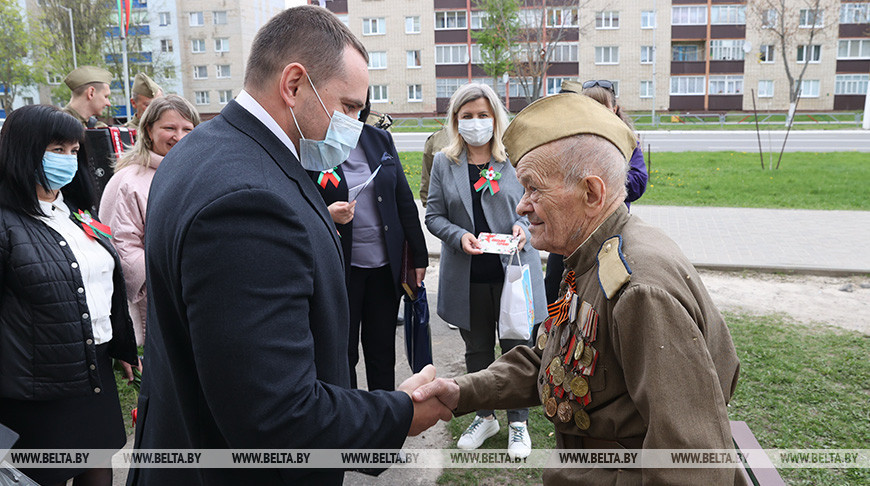 В Хойниках концертом у подъезда поздравили ветерана войны Василия Гордиенко