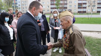 В Хойниках концертом у подъезда поздравили ветерана войны Василия Гордиенко