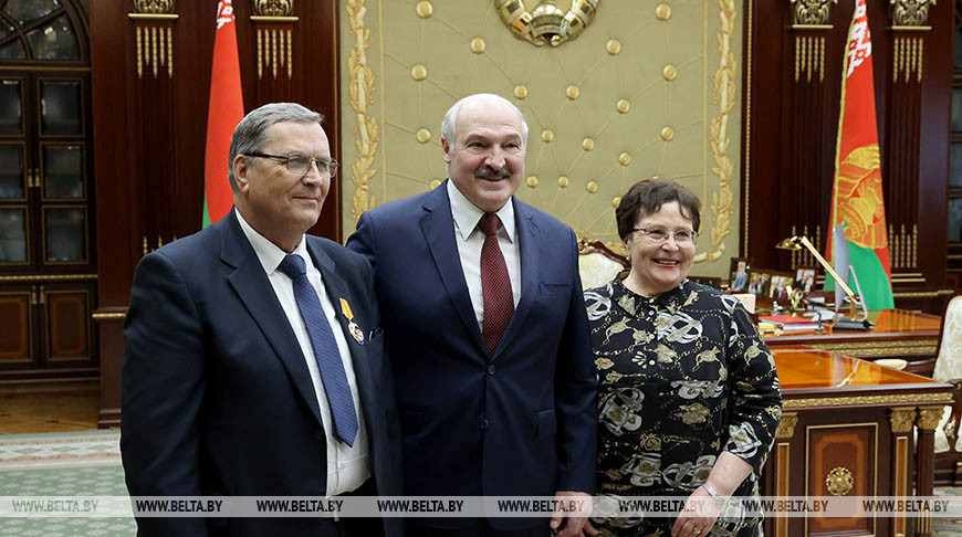 Лукашенко после вручения госнаград пообщался с давними знакомыми