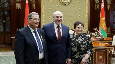 Лукашенко после вручения госнаград пообщался с давними знакомыми
