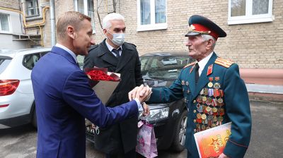 Ветерана Ивана Квашнина поздравили с наступающим праздником
