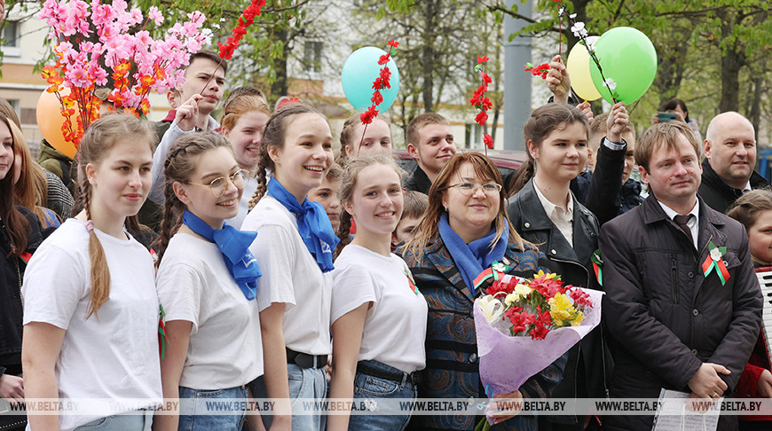 Праздничным флешмобом поздравили ветеранов депутаты и молодежь Могилева
