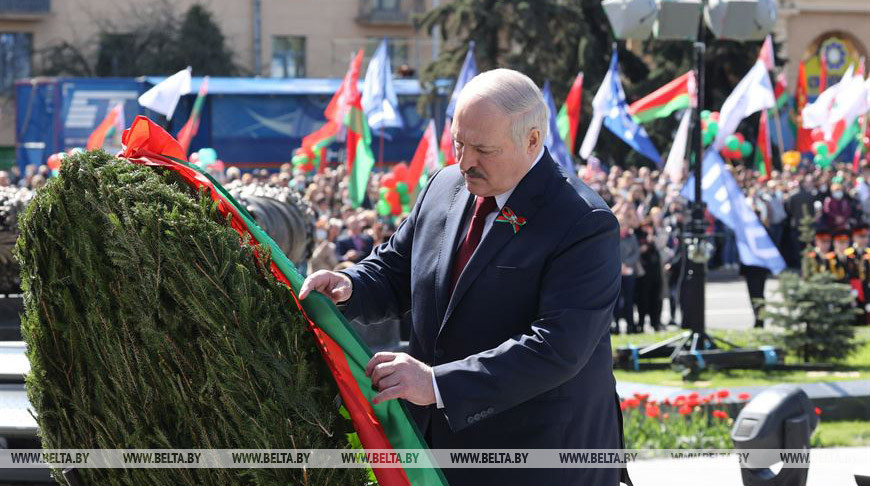 Лукашенко в Минске возложил венок к монументу Победы