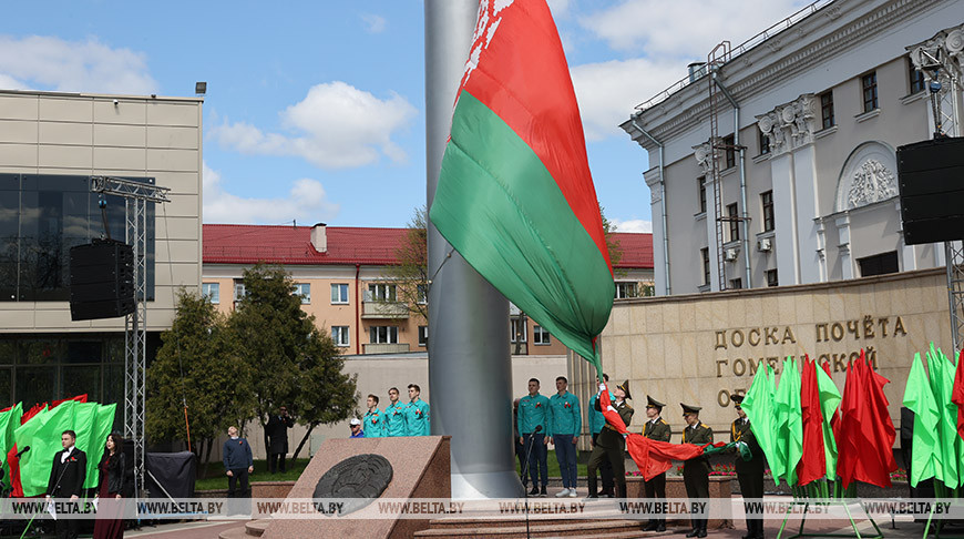 В Гомеле на 60-метровую высоту подняли Государственный флаг