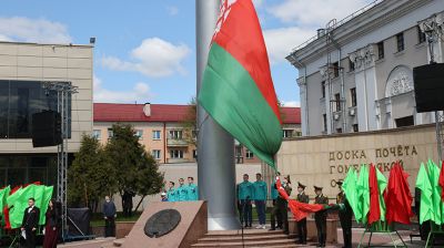 В Гомеле на 60-метровую высоту подняли Государственный флаг