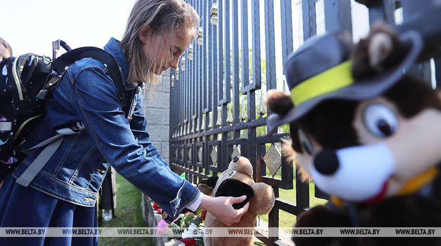 Минчане несут цветы и мягкие игрушки к российскому посольству