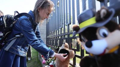 Минчане несут цветы и мягкие игрушки к российскому посольству