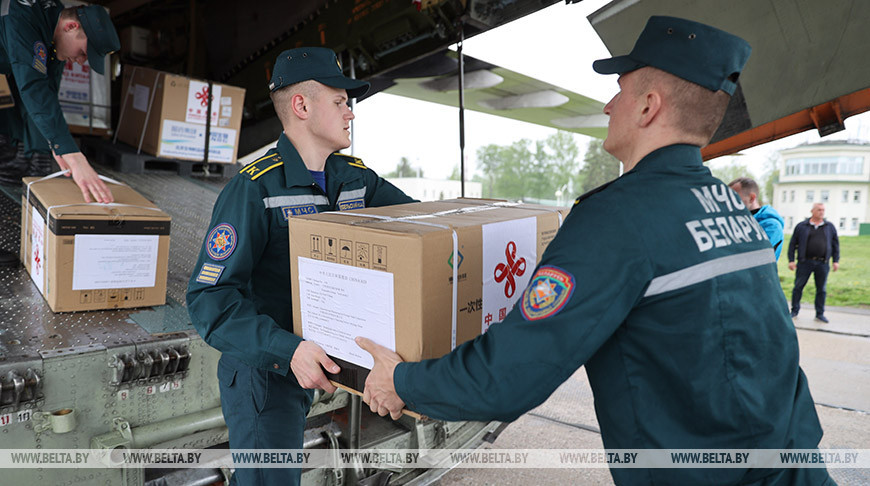 На аэродроме Мачулищи приземлился самолет с 300 тыс. китайских вакцин от COVID-19