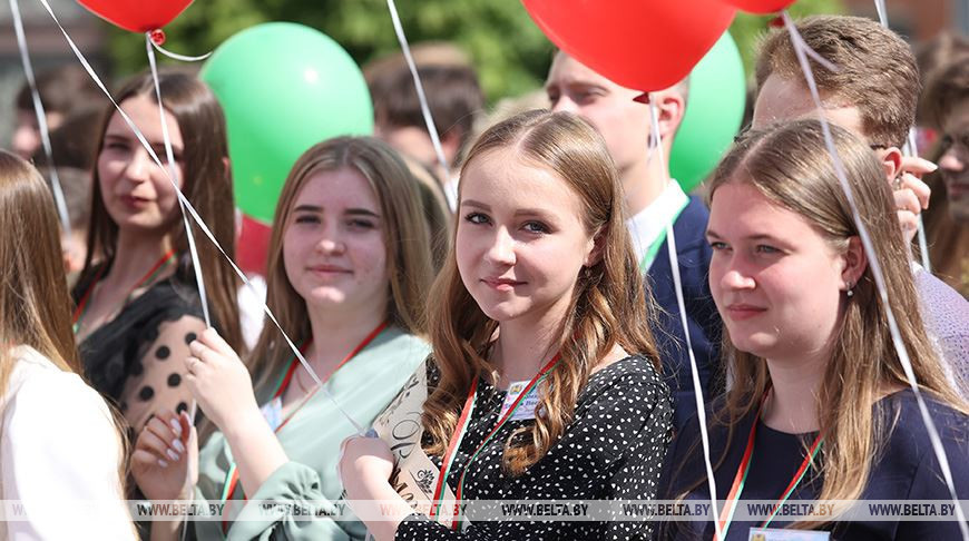 Более 2 тыс. выпускников съехались в Бобруйск на праздник "Последний звонок"