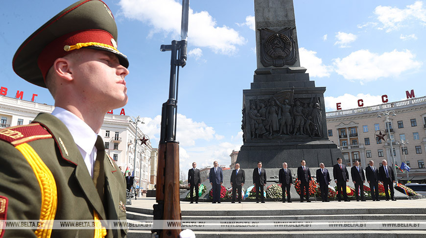 Участники заседания Совета глав правительств СНГ возложили венки к Монументу Победы