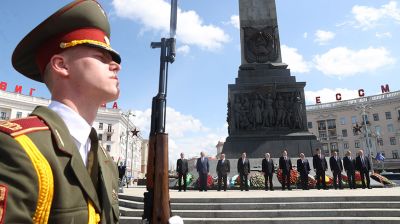 Участники заседания Совета глав правительств СНГ возложили венки к Монументу Победы