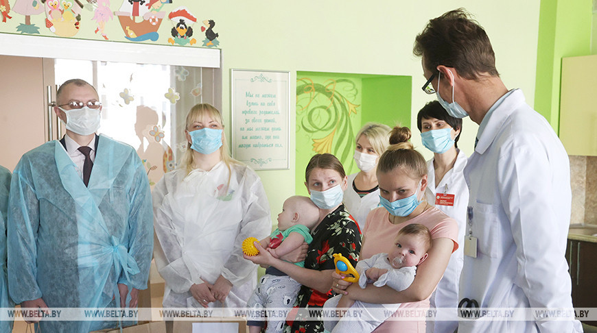 Подарки пациентам Могилевской областной детской больницы вручили депутаты и представительницы БСЖ