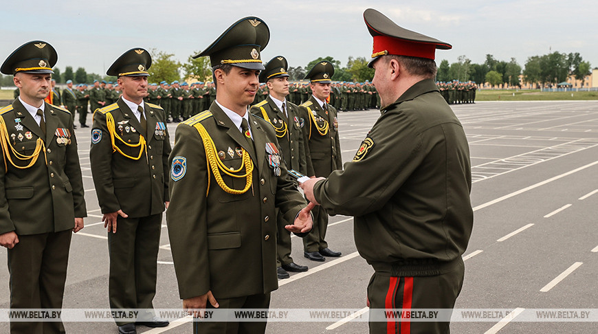 Хренин наградил лучших военнослужащих 38-й десантно-штурмовой бригады