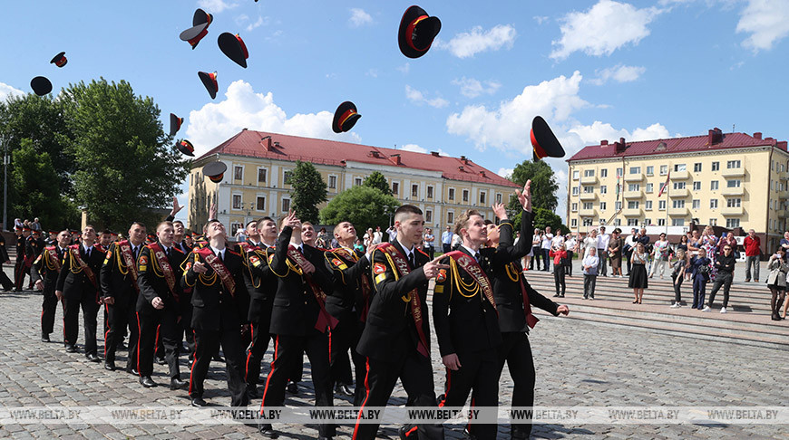 Церемония выпуска кадетов прошла на площади Славы в Могилеве