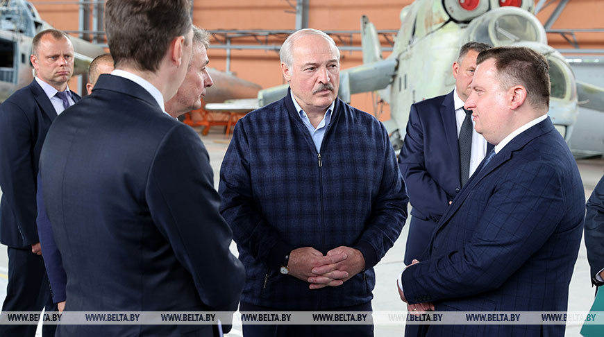 Лукашенко посетил Оршанский авиаремонтный завод