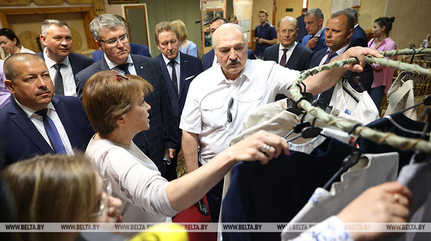Лукашенко посетил Оршанскую фабрику художественных изделий