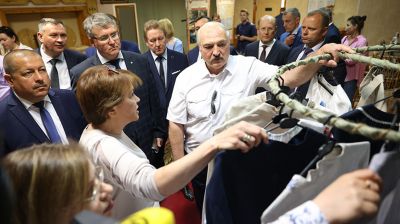 Лукашенко посетил Оршанскую фабрику художественных изделий