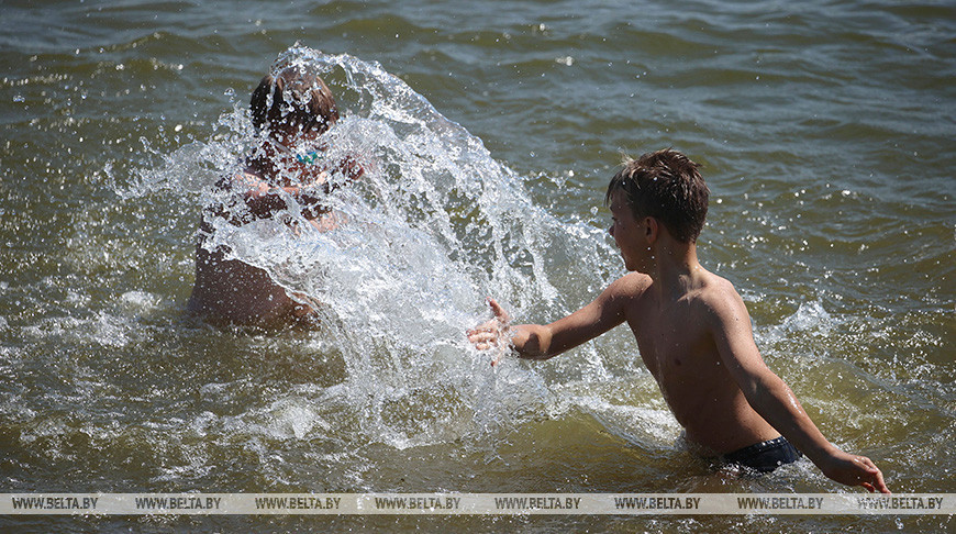 Гродненцы спасаются от жары на Юбилейном озере