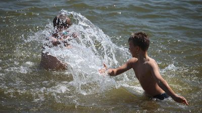 Гродненцы спасаются от жары на Юбилейном озере