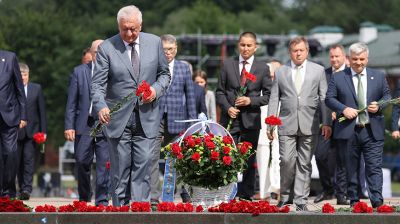 Мясникович возложил цветы к Вечному огню Брестской крепости