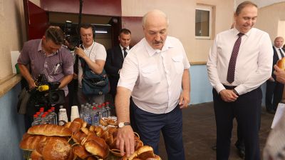 Лукашенко посетил хлебопекарню в Свислочи