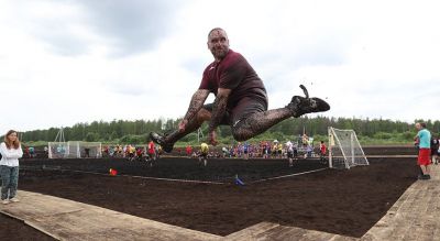 Турнир по торфяному футболу прошел в Пуховичском районе