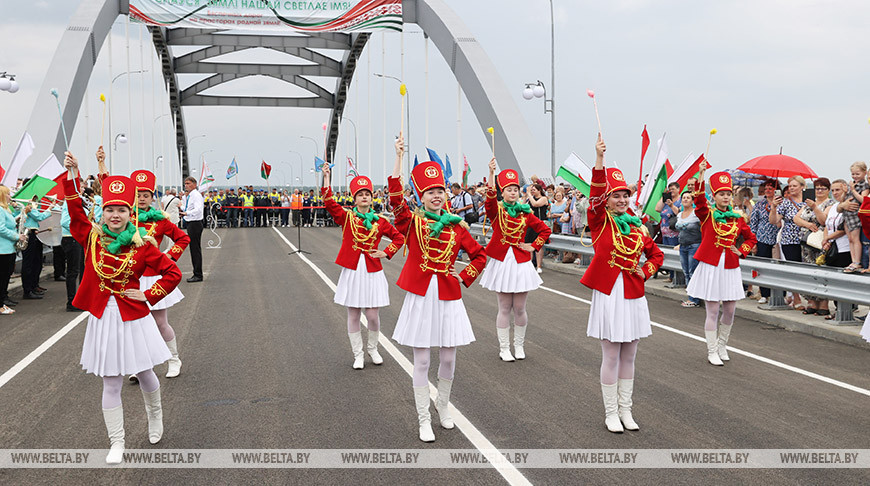 Движение по новому мосту через Днепр открыли в Рогачеве