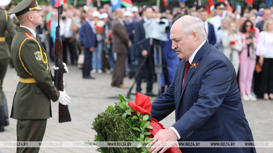 Лукашенко в День Независимости возложил венок к Кургану Славы