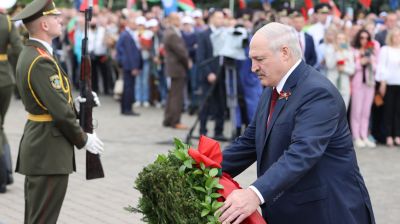 Лукашенко в День Независимости возложил венок к Кургану Славы