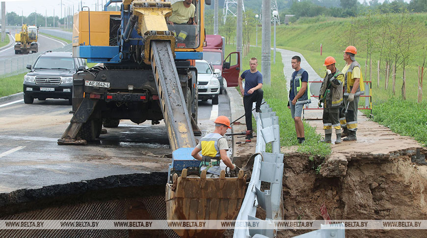 В Гродно восстанавливают дорожное полотно, где произошло обрушение после ливня