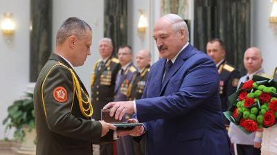 Лукашенко принял участие в церемонии чествования выпускников высших военных учебных заведений и высшего офицерского состава