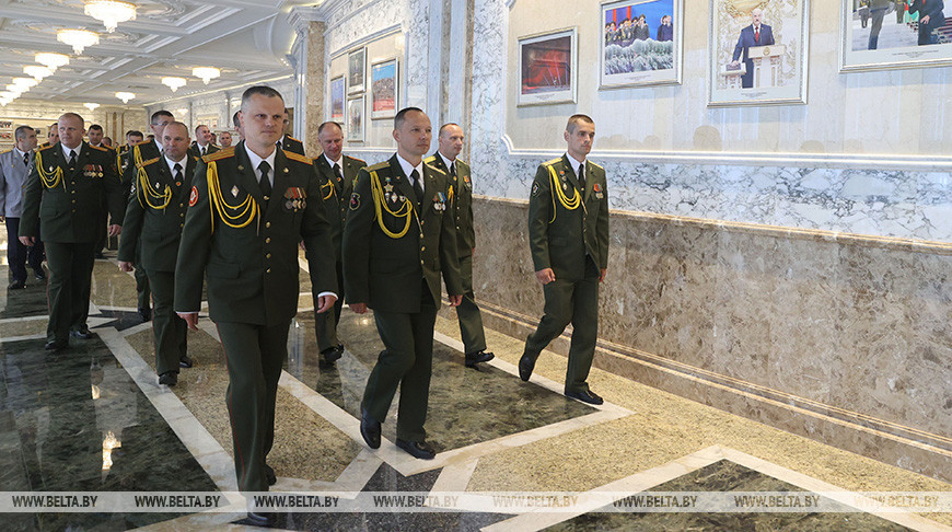 Выпускники военных вузов побывали с экскурсией во Дворце Независимости