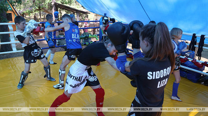 Спортивный лагерь "Маленький Таиланд" в Быховском районе тренирует подростков