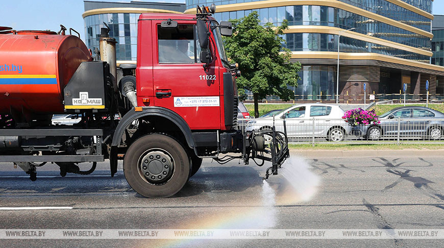 Поливочные машины охлаждают дороги Минска
