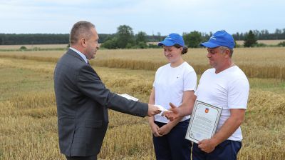 Первый экипаж-двухтысячник определился на жатве в Брестской области