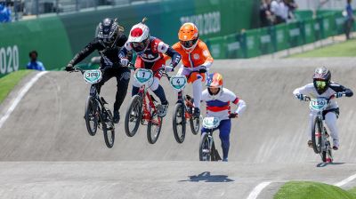 Соревнования по велосипедному мотокроссу BMX Racing проходят на Олимпиаде в Токио