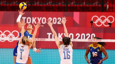 Женская сборная Бразилии по волейболу одержала победу над командой Сербии на турнире в Токио