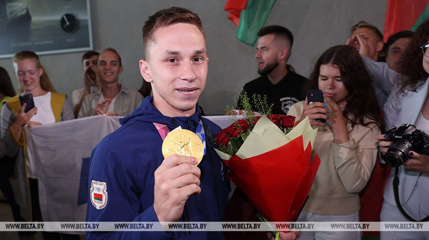 Олимпийский чемпион Токио-2020 Иван Литвинович прилетел в Беларусь