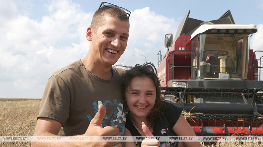 Молодожены Евгений Шевчук и Ангелина Андрейковец свой медовый месяц проводят за штурвалом комбайна