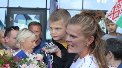 В Минске встретили экипаж байдарки-четверки. Спортсменки привезли серебро Олимпиады