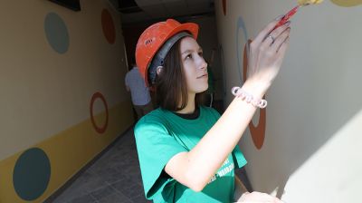 Сервисный студотряд приступил к росписи стен в новой гомельской школе